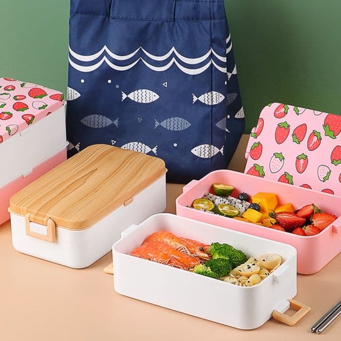 イチゴと木目調の二段式お弁当箱