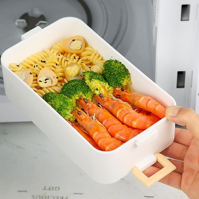 イチゴと木目調の二段式お弁当箱