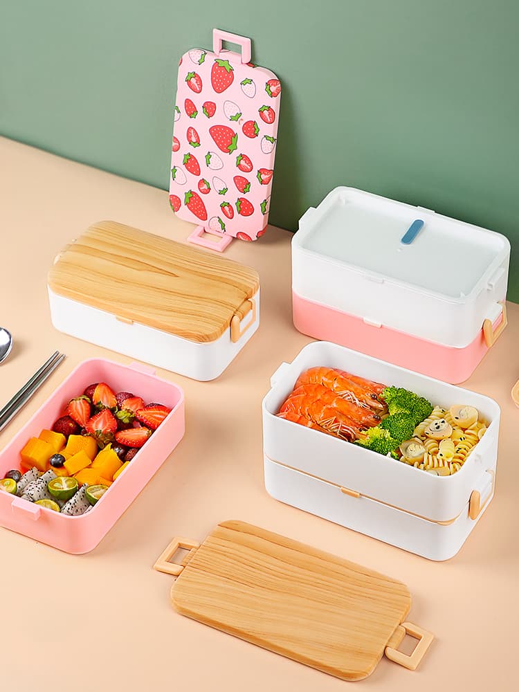 イチゴと木目調の二段式お弁当箱
